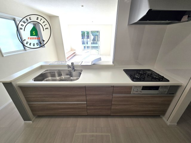 福津市西福間3丁目第1-2棟（1号棟）の内観：施工例|ご家族を近くに感じられる対面キッチンのLDK。会話もはずみそうですね。