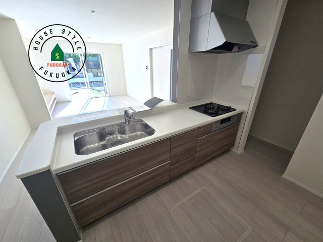 福津市西福間3丁目第1-2棟（1号棟）の内観：施工例|ダイニングテーブルへの配膳がラクラク、お料理はかどるカウンター付きシステムキッチン！