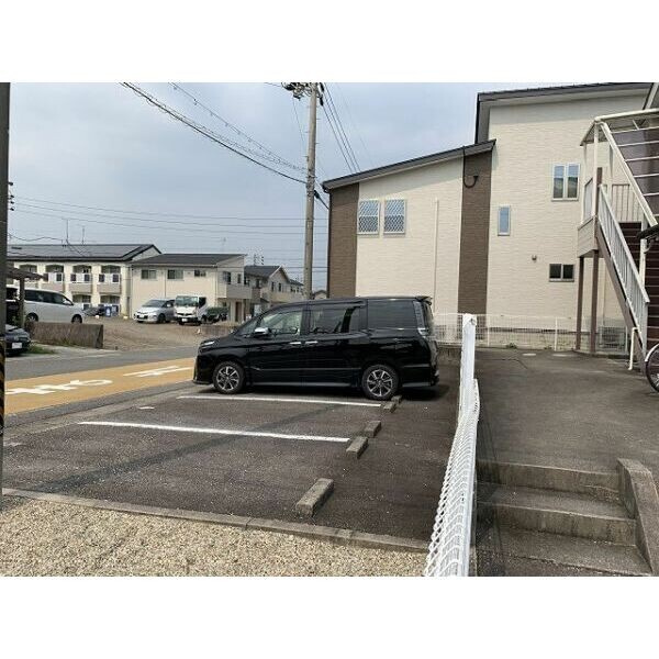 サープラスⅡあおいの駐車場