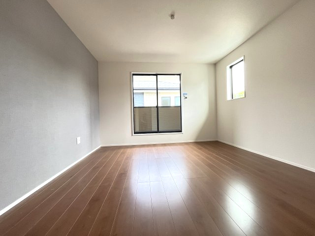 【寝室】 | 糟屋郡宇美町宇美中央1丁目3期　5号棟（全6棟）【仲介手数料無料・0円】 | 現地写真。2階主寝室です。