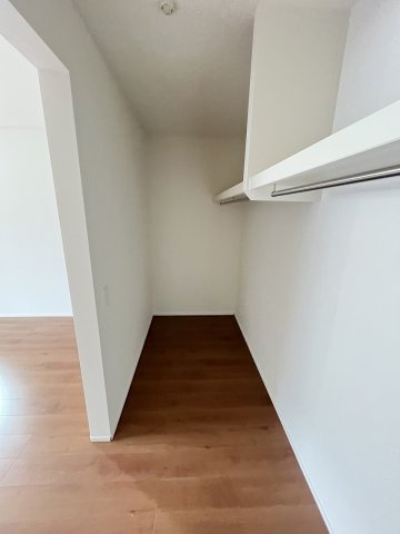 【収納】 | 糟屋郡宇美町宇美中央1丁目3期　5号棟（全6棟）【仲介手数料無料・0円】 | 現地写真。ウォークインクローゼットです。