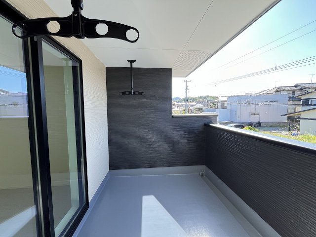 【バルコニー】 | 糟屋郡宇美町宇美中央1丁目3期　5号棟（全6棟）【仲介手数料無料・0円】 | 施工例。施工例は完成時と異なる場合があります。