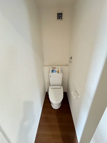 【トイレ】 | 糟屋郡宇美町宇美中央1丁目3期　5号棟（全6棟）【仲介手数料無料・0円】 | 現地写真。2階にもトイレです。