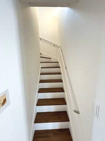 【内装】 | 糟屋郡宇美町宇美中央1丁目3期　5号棟（全6棟）【仲介手数料無料・0円】 | 現地写真。2階へ上がる階段です。手摺もついて安全ですね。