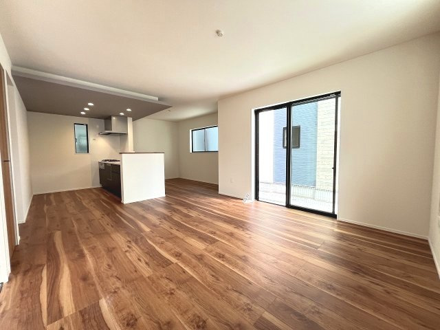 【居間・リビング】 | 糟屋郡宇美町宇美中央1丁目3期　5号棟（全6棟）【仲介手数料無料・0円】 | 現地写真。