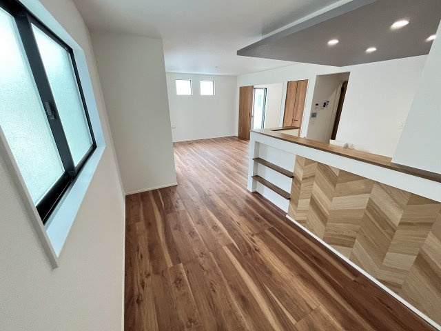 【居間・リビング】 | 糟屋郡宇美町宇美中央1丁目3期　5号棟（全6棟）【仲介手数料無料・0円】 | 現地写真。