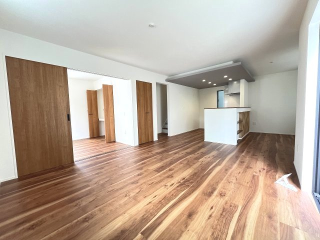 【居間・リビング】 | 糟屋郡宇美町宇美中央1丁目3期　5号棟（全6棟）【仲介手数料無料・0円】 | 現地写真。リビングです。