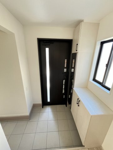 【玄関】 | 糟屋郡宇美町宇美中央1丁目3期　5号棟（全6棟）【仲介手数料無料・0円】 | 現地写真。