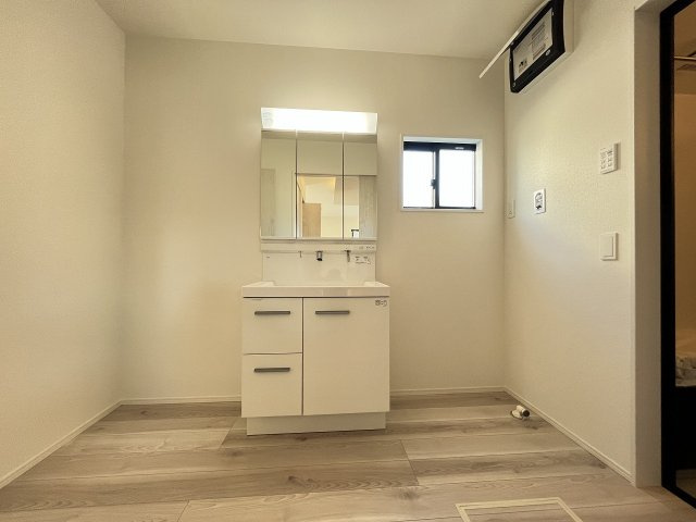 【洗面所】 | 糟屋郡宇美町宇美中央1丁目3期　5号棟（全6棟）【仲介手数料無料・0円】 | 施工例。施工例は完成時と異なる場合があります。