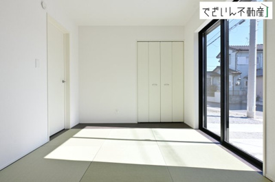 【和室】 | GRAFARE行田市矢場　【平屋】新築住宅 | ≪2号棟≫広がるやすらぎのプライベート空間。大きい窓から射しこむ眩い光が、広々とした空間を鮮やかに映し出します。
現地(2026年2月撮影)