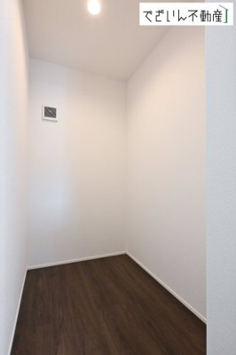 【収納】 | GRAFARE行田市矢場　【平屋】新築住宅 | ≪2号棟≫キッチン裏には、食料品などを収納できるパントリーがあります。
現地(2026年2月撮影)