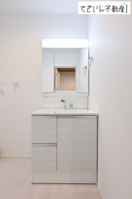 【独立洗面台】 | GRAFARE行田市矢場　【平屋】新築住宅 | ≪2号棟≫スタイリッシュなデザインの三面鏡の洗面化粧台。鏡の裏が収納になっており、整髪料などを収納しておくことができます。
現地(2026年2月撮影)