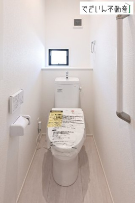 【トイレ】 | GRAFARE行田市矢場　【平屋】新築住宅 | ≪2号棟≫毎日使う場所だからこそ、快適さと美しさにこだわりを。使い勝手の良いトイレで見た目もスッキリしています。
現地(2026年2月撮影)