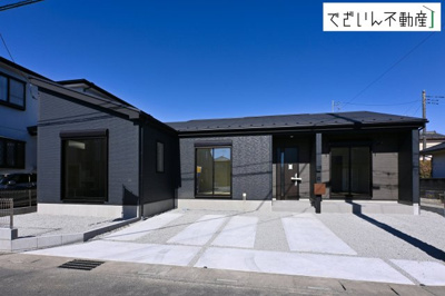 【外観】 | GRAFARE行田市矢場　【平屋】新築住宅 | ≪2号棟≫青空に映えるシンプルモダンな外観。家族の新しい毎日が、ここから始まる予感に満ちた一邸です。車どおりも少なく、閑静な住宅地にたたずむ平屋住宅です。
現地(2026年2月撮影)