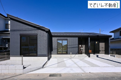 【外観】 | GRAFARE行田市矢場　【平屋】新築住宅 | ≪2号棟≫青空に映えるシンプルモダンな外観。家族の新しい毎日が、ここから始まる予感に満ちた一邸です。車どおりも少なく、閑静な住宅地にたたずむ平屋住宅です。
現地(2026年2月撮影)