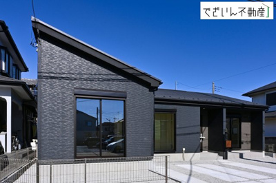 【外観】 | GRAFARE行田市矢場　【平屋】新築住宅 | ≪2号棟≫爽やかな青空の下に贅沢なほどに降り注ぐ陽光、豊かな居住性と、クオリティが見事に調和した住空間は、住まうことの喜びを感じさせてくれます。
現地(2026年2月撮影)