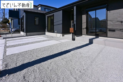 【庭】 | GRAFARE行田市矢場　【平屋】新築住宅 | ≪2号棟≫爽やかな青空の下に贅沢なほどに降り注ぐ陽光、豊かな居住性と、クオリティが見事に調和した住空間は、住まうことの喜びを感じさせてくれます。
現地(2026年2月撮影)