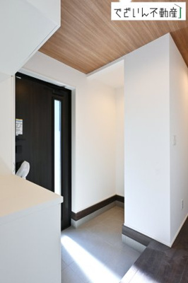 【玄関】 | GRAFARE行田市矢場　【平屋】新築住宅 | ≪2号棟≫清潔感溢れる玄関がお出迎えする本邸宅の物語は、ここから始まる日常を期待させます。この場所には「希望」と「優越」で包み込んでくれる「特別」な空間があります。
現地(2026年2月撮影)
