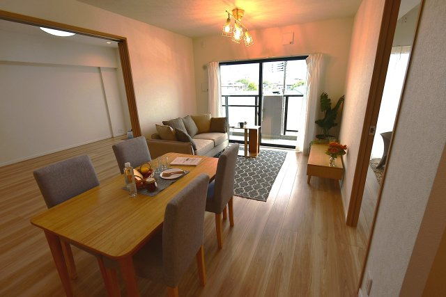 ナイスアーバン鶴ケ谷ヒルズの居間・リビング