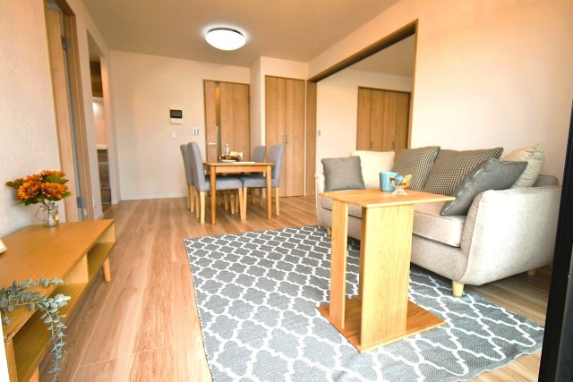 ナイスアーバン鶴ケ谷ヒルズの居間・リビング