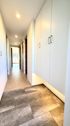 【玄関】 | 【新規リフォーム】BELISTA吉島 | 玄関フロアを抜けドアノブに手をかける。そのドアの向こうにこだまするパートナーと子供たちの笑い声。幸せを運ぶ大切な時間がここから始まります。