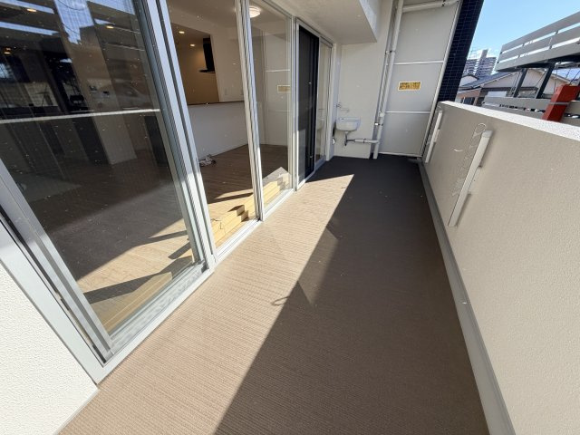 【バルコニー】 | 【新規リフォーム】BELISTA吉島 | 奥行きもしっかりある明るいバルコニーです。