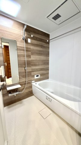 【浴室】 | 【新規リフォーム】BELISTA吉島 | 落ち着いた色調のパネルが醸す時間、毎日の疲れを癒す場所だからこそ、忙しい日常を忘れOffになる時間をお楽しみください。