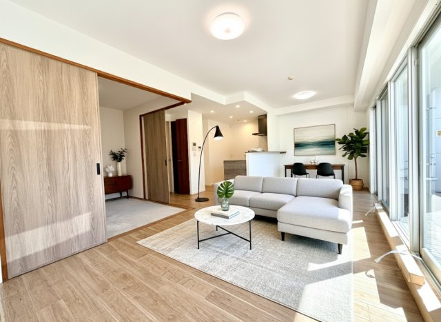 【居間・リビング】 | 【新規リフォーム】BELISTA吉島 | 木調の穏やかな風合いが居心地の良さを生み出すリビング。南に広く面したリビングは、照明なしでも明るく感じられます。