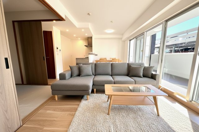 【居間・リビング】 | 【新規リフォーム】BELISTA吉島 | ダイニングテーブルやテレビを設置するスペースなど、家具を配置しやすい間取り。南に面した横長リビングは使い勝手と居心地の良さが特徴です。