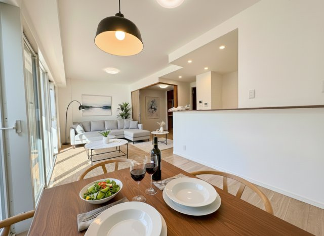 【居間・リビング】 | 【新規リフォーム】BELISTA吉島 | この空間を豊かに照らし出す豊かな陽光、落ち着いた表情の木目が美しい床材と建具、暮らしの時間を豊かにしてくれる作り手の拘り、デザインされた空間が生む時間。