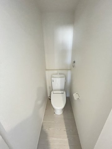 【トイレ】 | 糟屋郡宇美町宇美中央1丁目3期　6号棟（全6棟）【仲介手数料無料・0円】 | 施工例。2階にもトイレです。施工例は完成時と異なる場合があります。