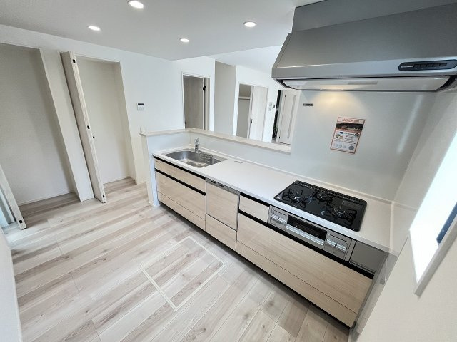 【キッチン】 | 糟屋郡宇美町宇美中央1丁目3期　6号棟（全6棟）【仲介手数料無料・0円】 | 施工例。施工例は完成時と異なる場合があります。
