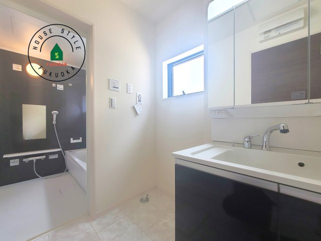 福津市西福間3丁目第1-2棟（2号棟）の内観：施工例|ゆとりの洗面スペースで朝の身支度もスムーズに。暮らしを快適に変えるシャワー付洗面台です！