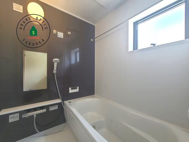 福津市西福間3丁目第1-2棟（2号棟）の内観：施工例|1日の疲れを癒してくれる広々バスルーム。雨の日のお洗濯にも大活躍な浴室乾燥機付です！