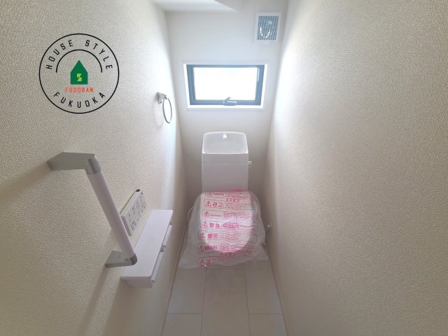 福津市西福間3丁目第1-2棟（2号棟）の内観：施工例|温水洗浄便座を完備しております。2ヶ所にトイレがあるのは朝の慌ただしい時間も安心です。