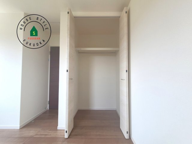 福津市西福間3丁目第1-2棟（2号棟）の内観：施工例|洋服や大きな荷物が多い方や人数の多いご家族などは、一般的なクローゼットよりもウォークインクローゼットのほうが使い勝手が良いです。