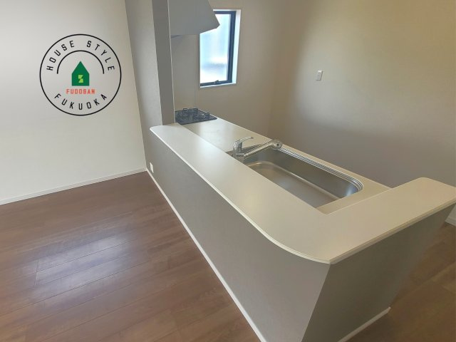 福津市西福間3丁目第1-2棟（2号棟）の内観：施工例|キッチンから立ち込める香りが今日の料理を期待させます。