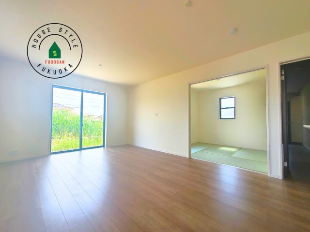 福津市西福間3丁目第1-2棟（2号棟）の内観：施工例|キッチンからリビングをしっかり確認できます。家族の笑顔があふれる空間になりそうですね。