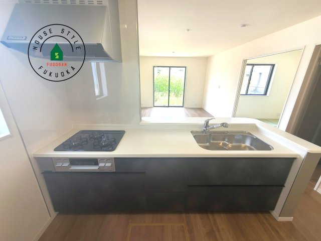 福津市西福間3丁目第1-2棟（2号棟）の内観：施工例|ご家族を近くに感じられる対面キッチンのLDK。会話もはずみそうですね。