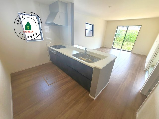 福津市西福間3丁目第1-2棟（2号棟）の内観：施工例|ダイニングテーブルへの配膳がラクラク、お料理はかどるカウンター付きシステムキッチン！