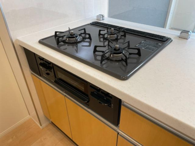 【キッチン】 | オータムめぐみⅢ | 3口コンログリル付き（イメージ）