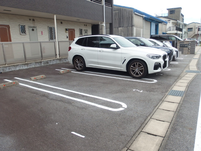 ラフィネ城南の駐車場