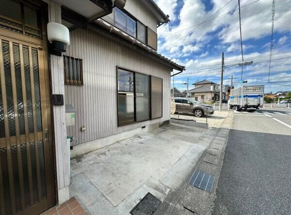 阿野町借家の駐車場