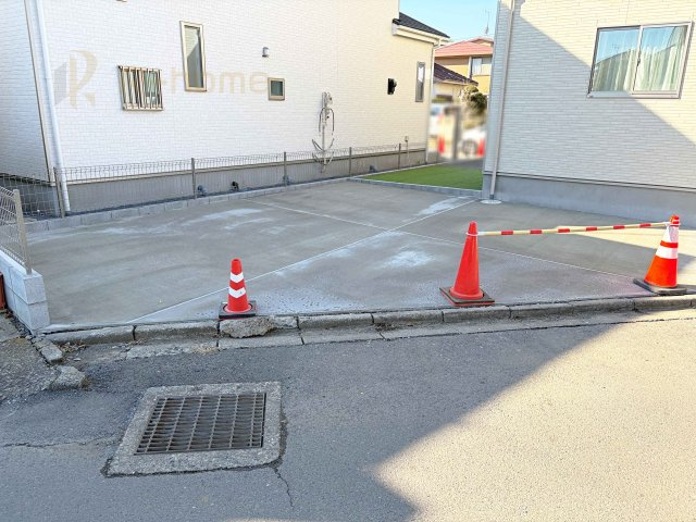 水戸市内原町　新築戸建て　A号棟の駐車場|カースペースは3台完備。ゲスト用のスペースも確保できますね♪