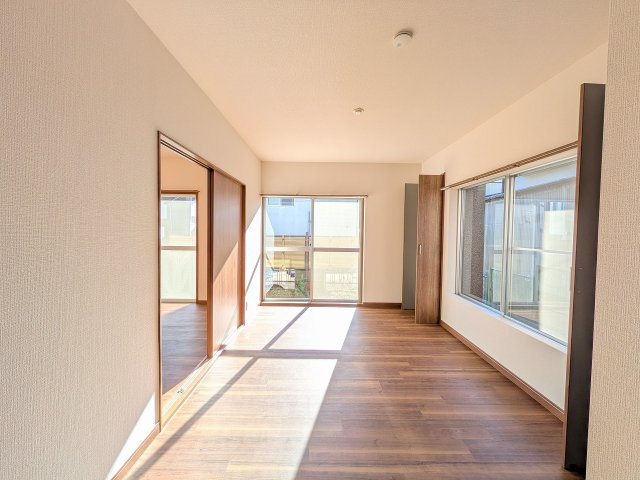 八王子市　川町　中古戸建ての居間・リビング|～明るく開放感のあるLDK　収納もタップリです～