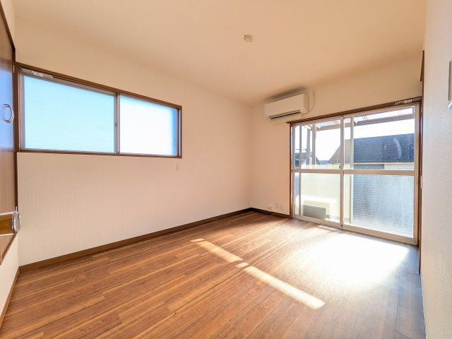 八王子市　川町　中古戸建ての寝室|～2階主寝室　大型家具のレイアウトも楽しめる広さです～