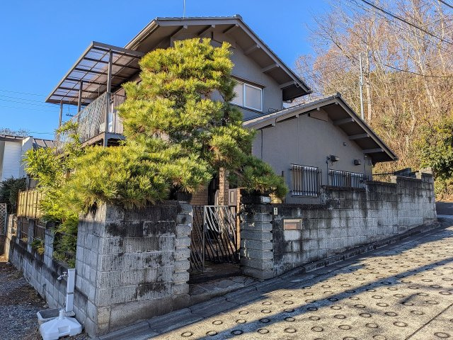 八王子市　川町　中古戸建ての外観|～内外装リフォーム中の中古戸建て　4台駐車可能カースペース付き～