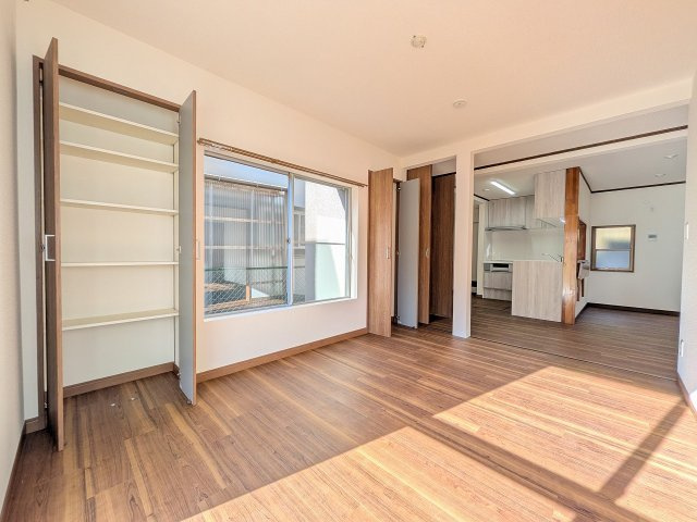 八王子市　川町　中古戸建ての居間・リビング|～明るく開放感のあるLDK　収納もタップリです～
