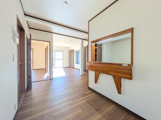 八王子市　川町　中古戸建ての居間・リビング|～明るく開放感のあるLDK　収納もタップリです～