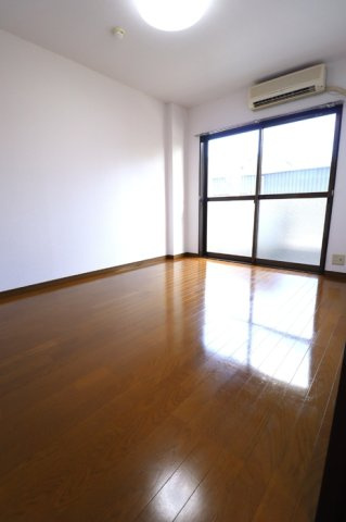 ベルファースト府中の洋室